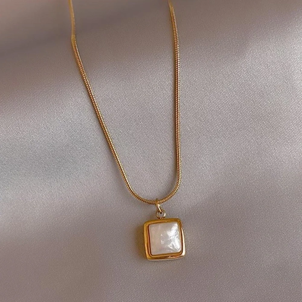 💎 BOGO‼️ Rectangle Pearl Gold Necklace - Picture 1 of 7